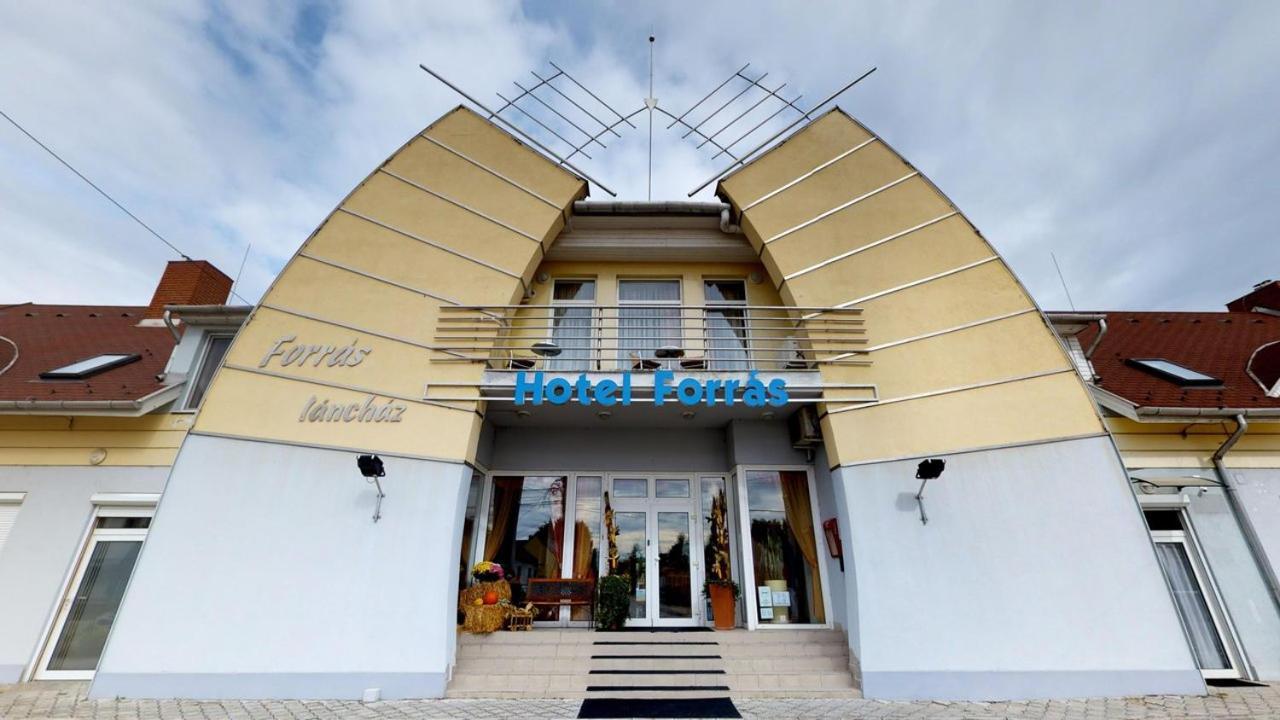 Hotel Forras Komárom Extérieur photo