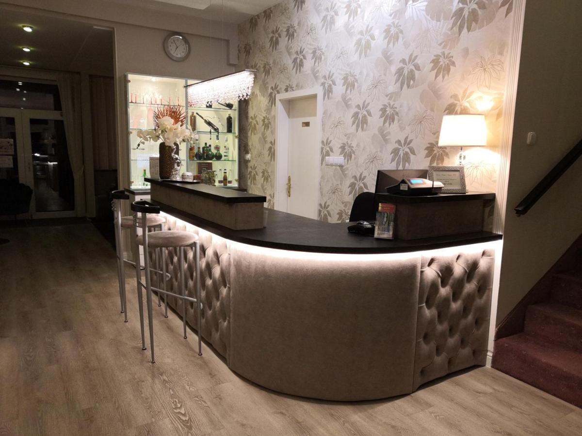 Hotel Forras Komárom Extérieur photo