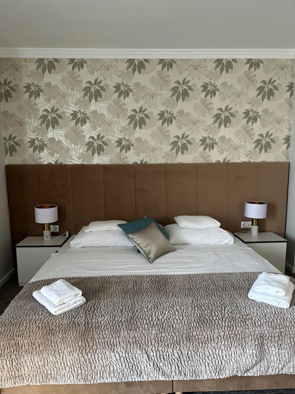 Hotel Forras Komárom Extérieur photo