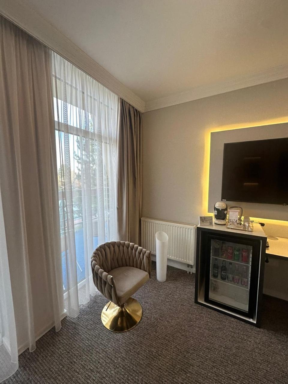 Hotel Forras Komárom Extérieur photo