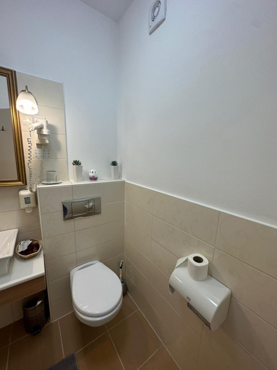 Hotel Forras Komárom Extérieur photo