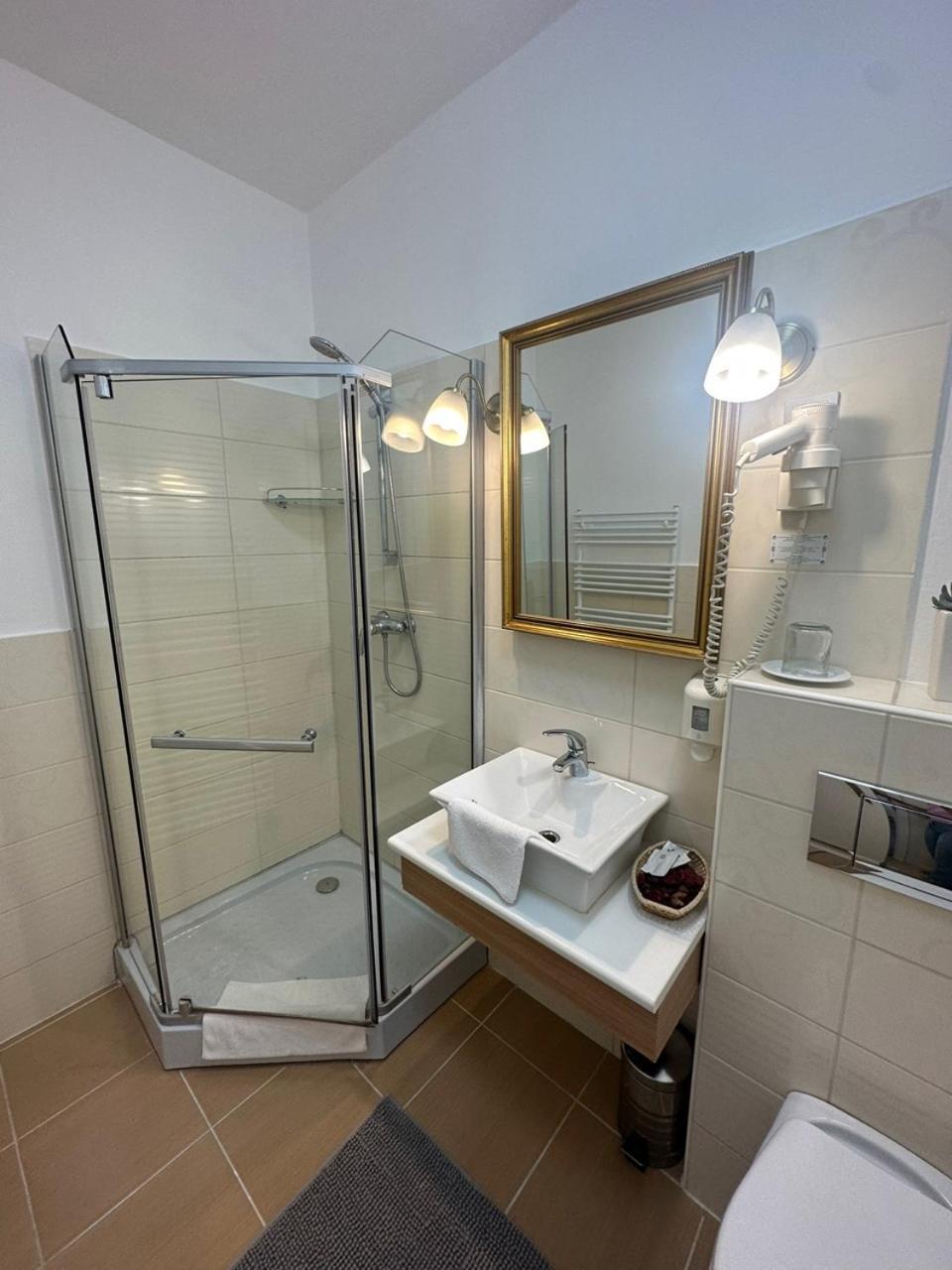 Hotel Forras Komárom Extérieur photo