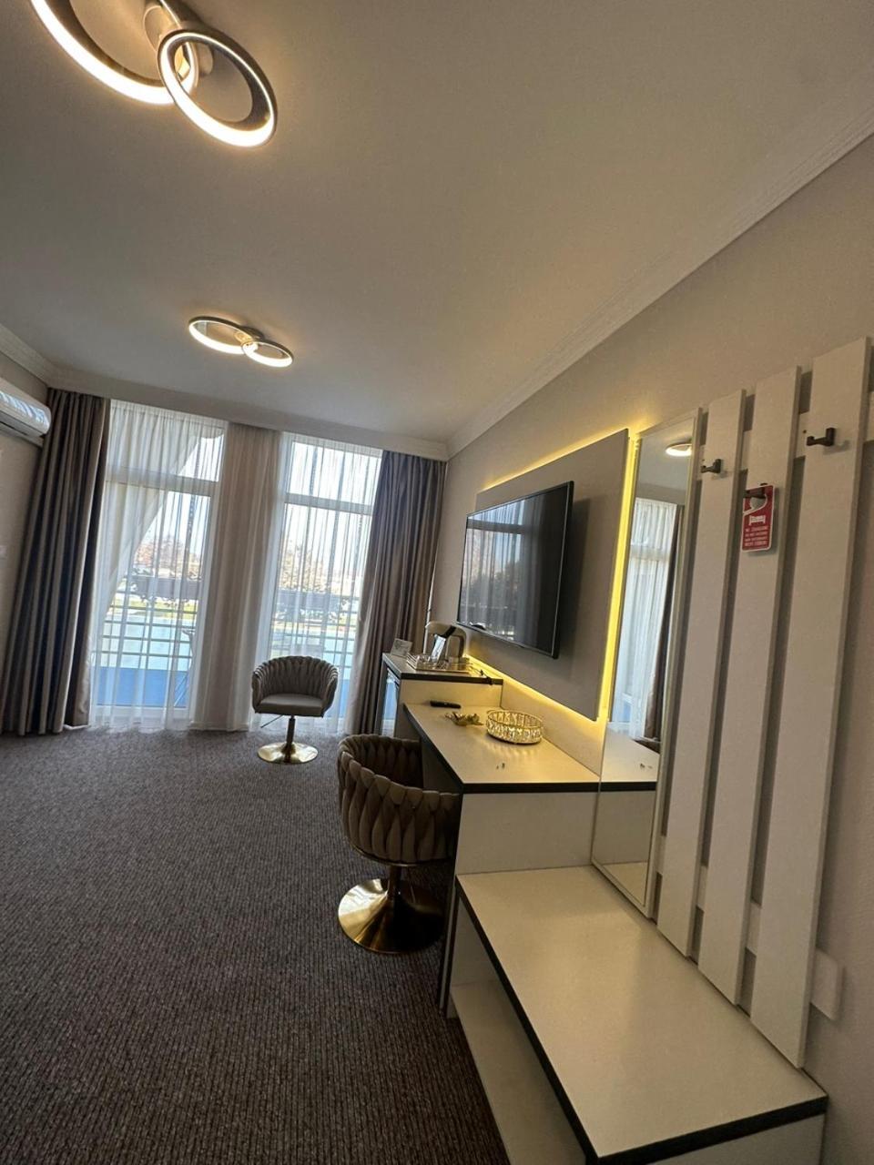 Hotel Forras Komárom Extérieur photo