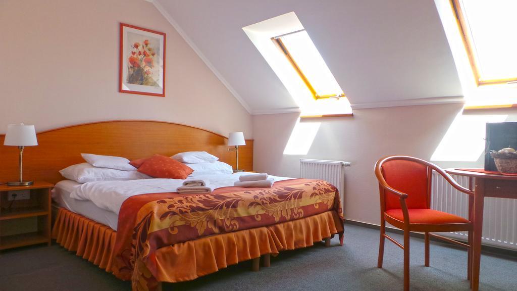 Hotel Forras Komárom Extérieur photo